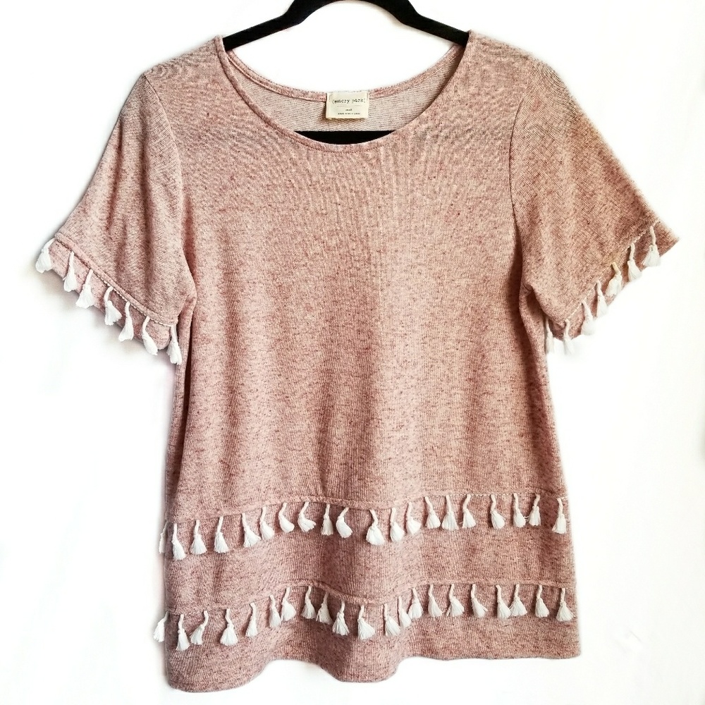 Cute knit short sleeve top with tassel trimmings